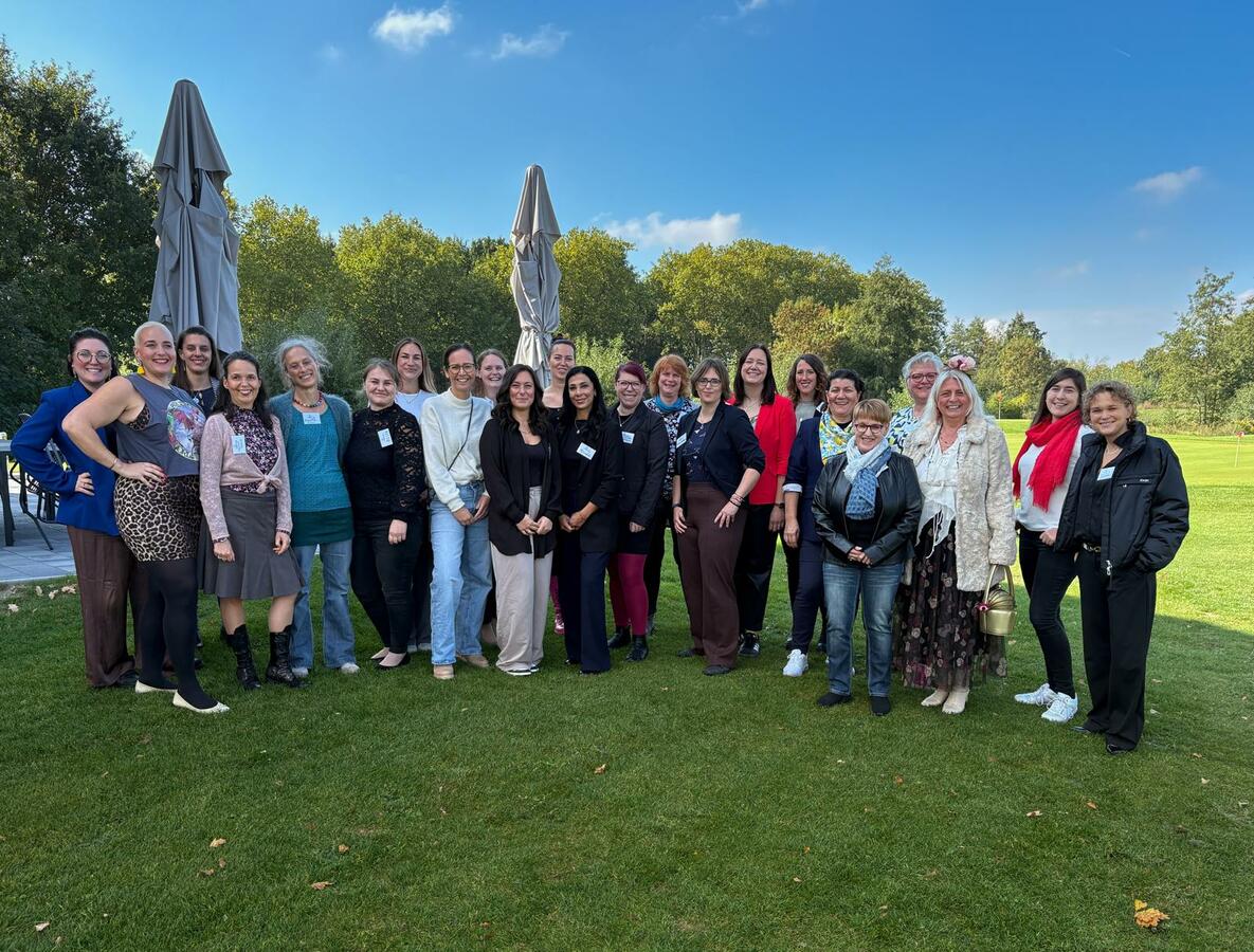 Gruppenbild mit 23 Unternehmerinnen aus NRW auf dem Golfplatz Gut Drechen in Hamm bei strahlendem Sonnenschein für MeetYou FrauenPower Unternehmerinnen Treff